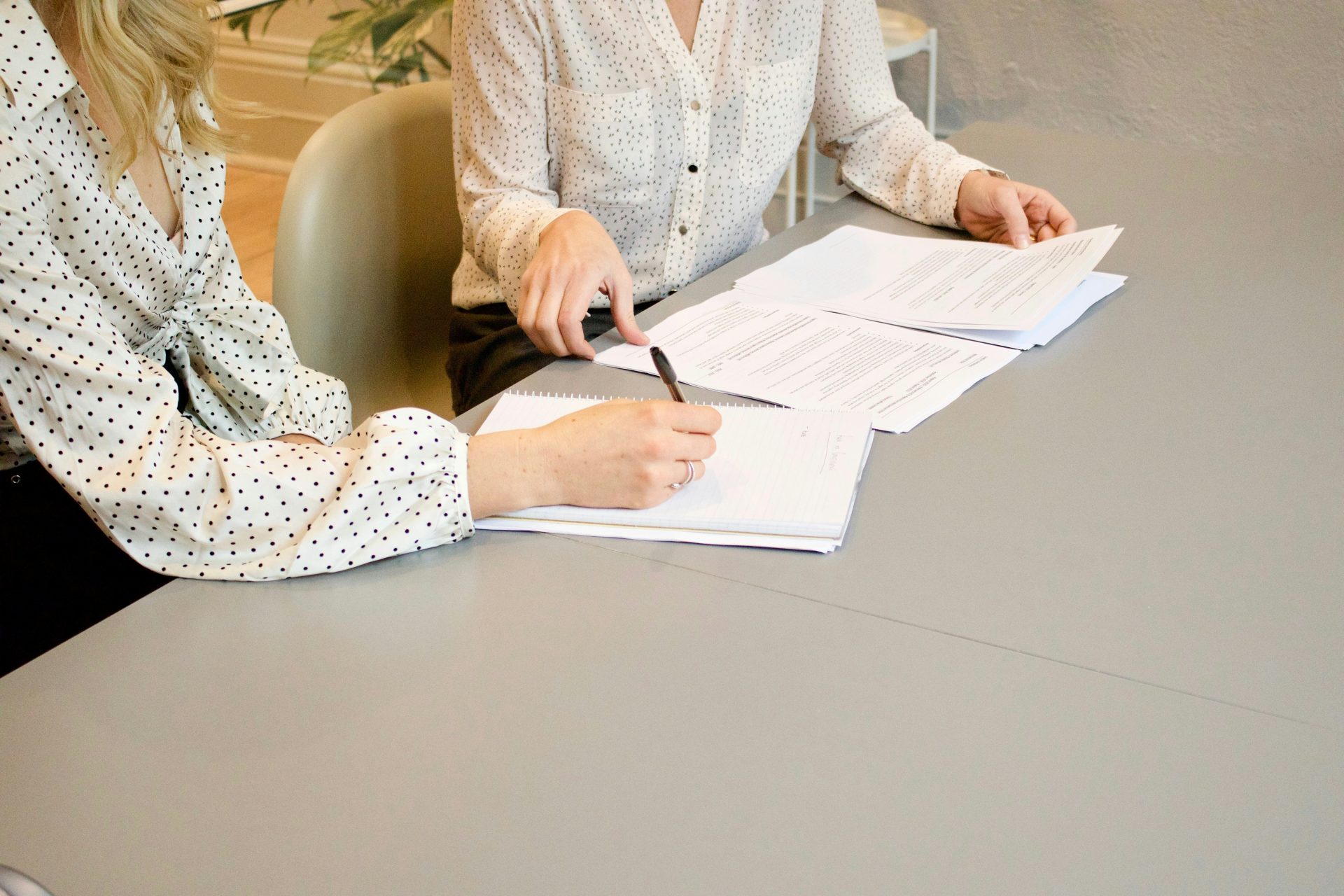 Discussion avec documents sur table