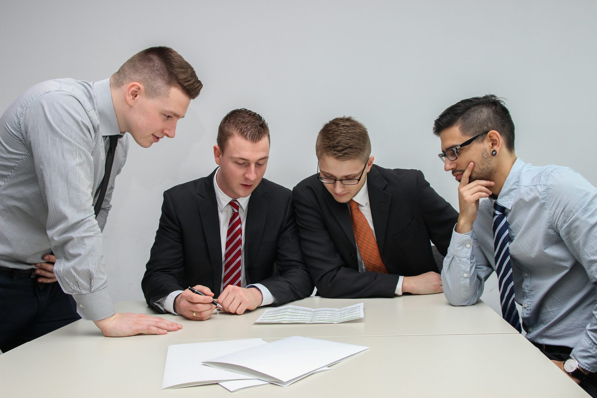 Quatre hommes en réunion